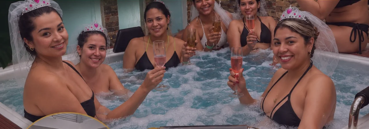 Grupo de amigas celebrando una despedida de soltera en el jacuzzi de Esbell Spa