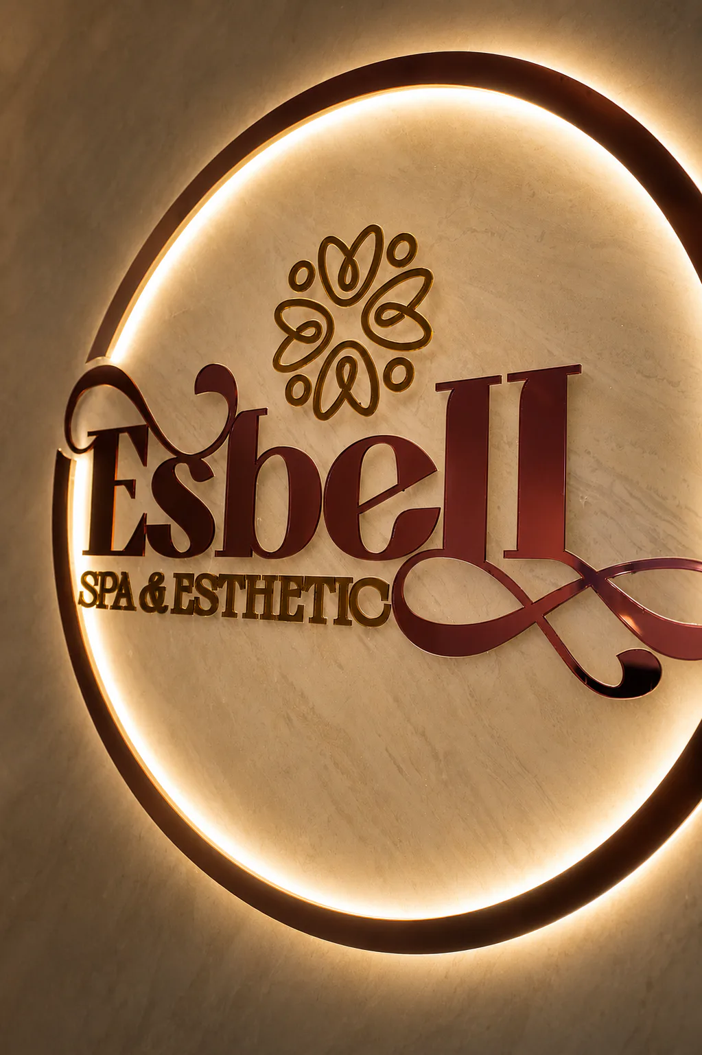 Identidad iluminada de Esbell Spa & Esthetic dentro de sus instalaciones