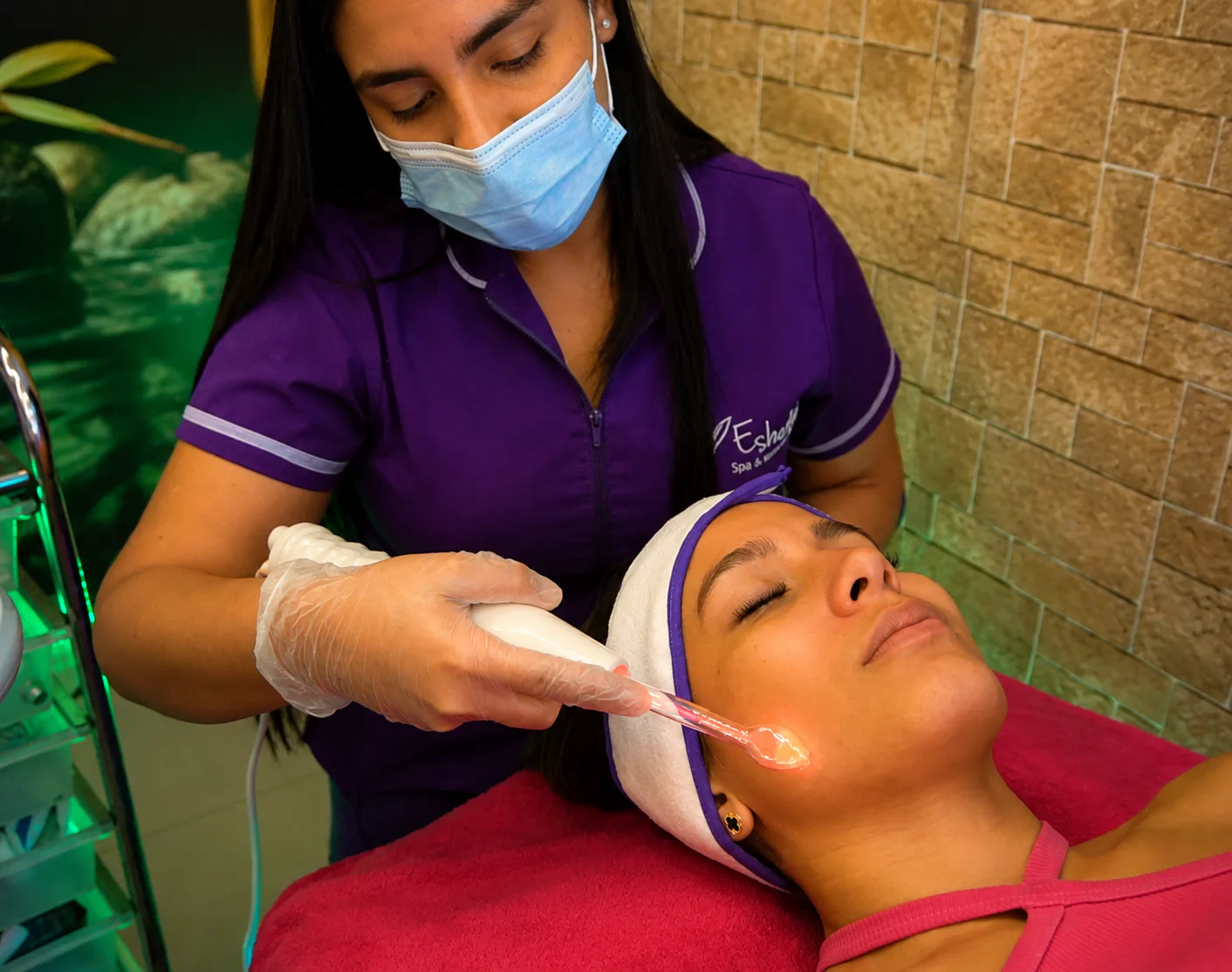 Terapeuta de Esbell aplicando tecnología de cuidado facial