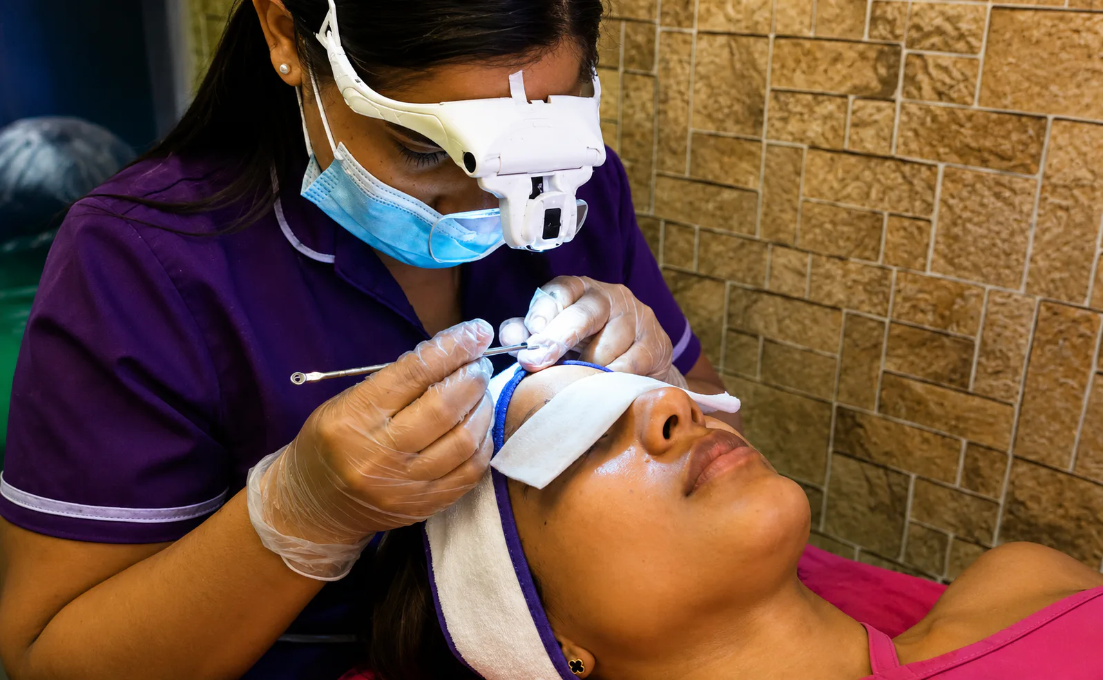 Procedimiento de limpieza facial realizado por el equipo de Esbell
