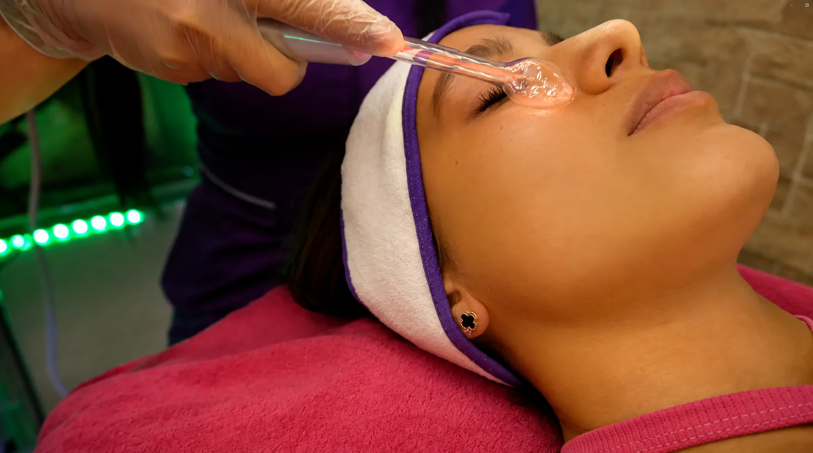 Aplicación de equipo de oxigenación durante un cuidado facial en Esbell Spa