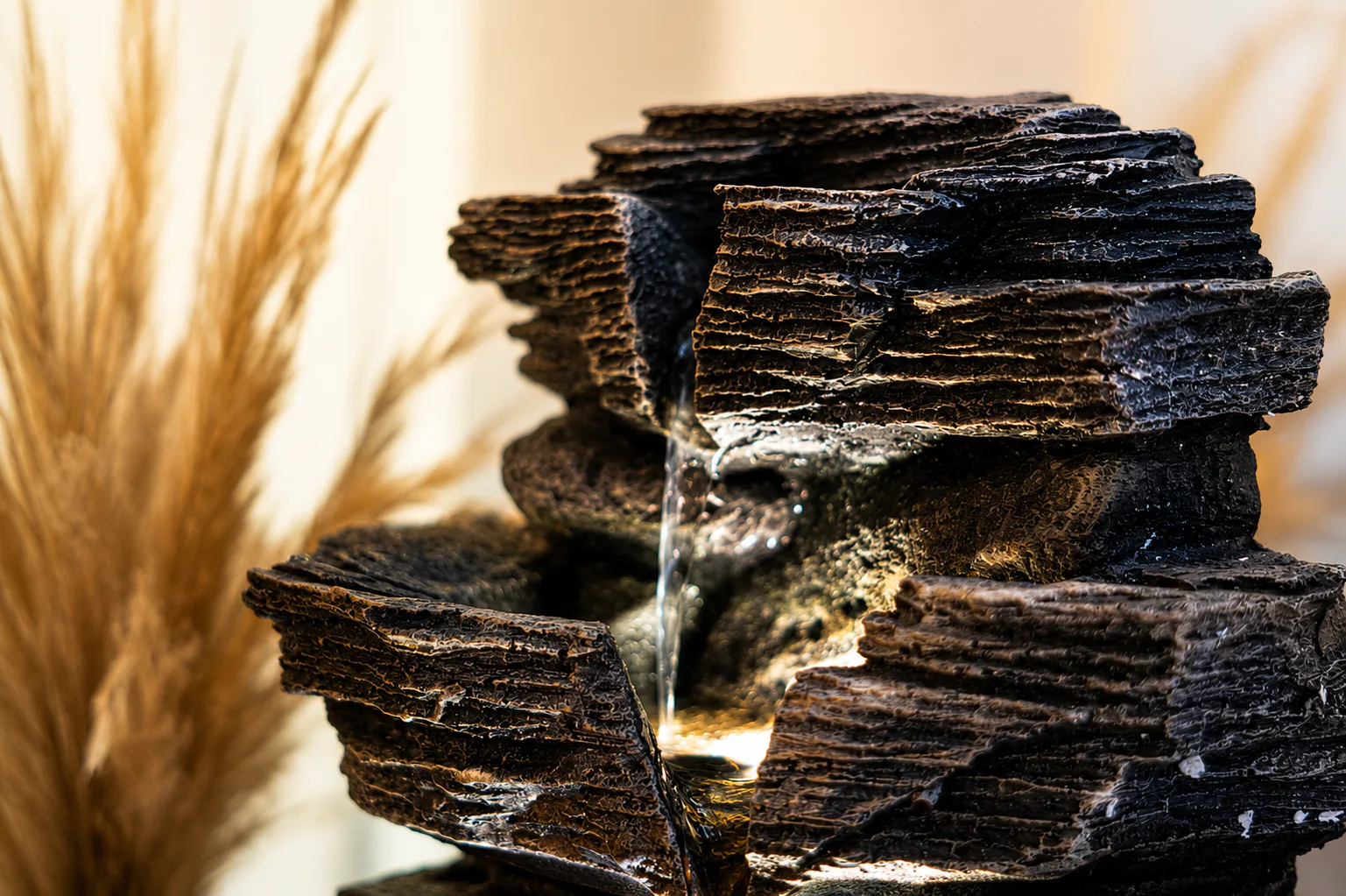 Detalle de fuente zen con agua en Esbell Spa