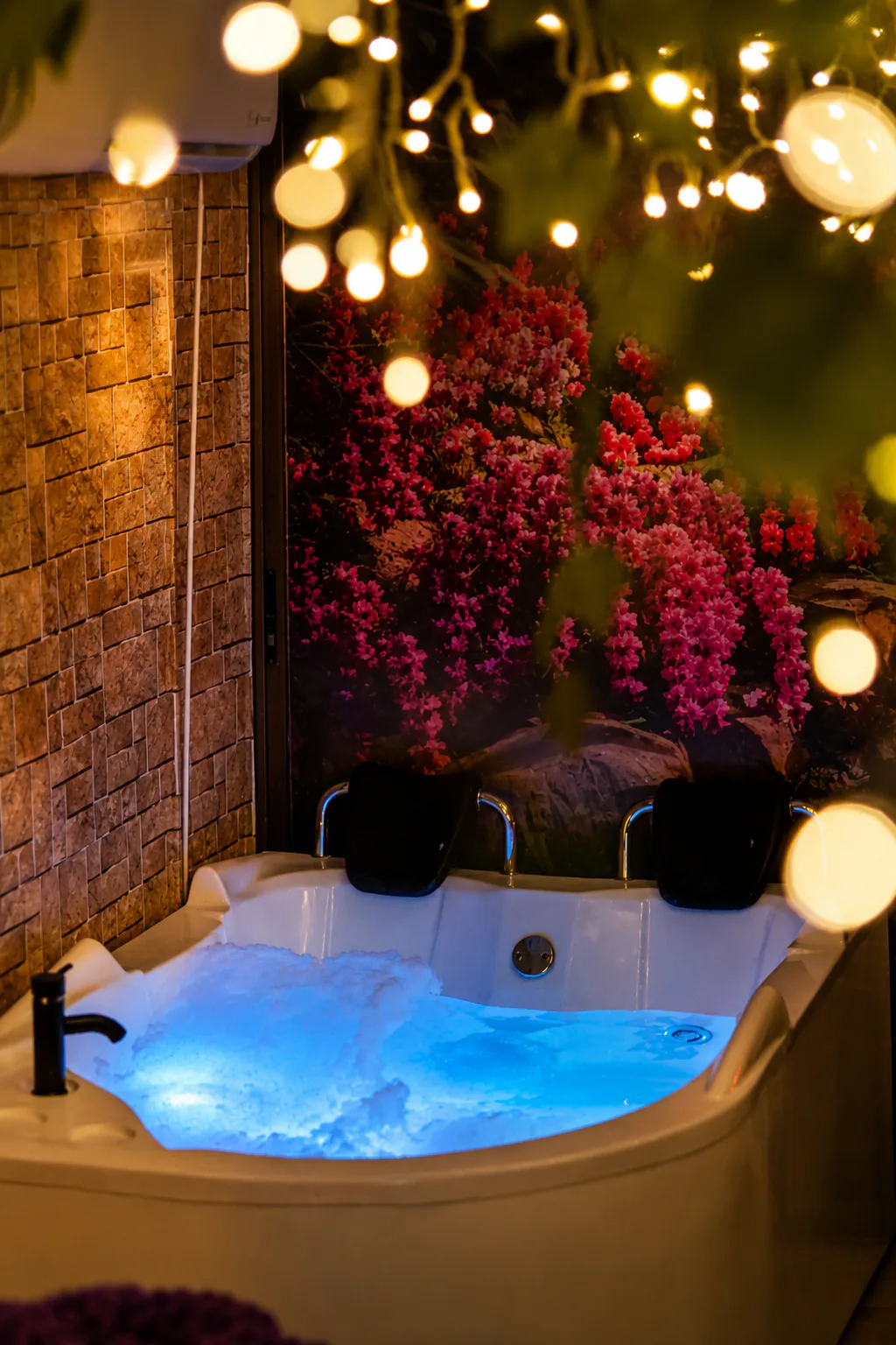 Jacuzzi iluminado y preparado para una experiencia en Esbell Spa